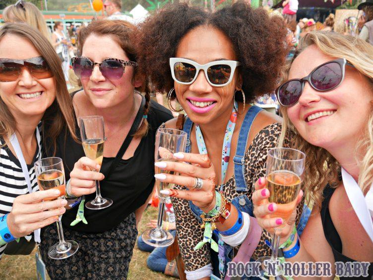 Drinking champagneith some of my favourie blogger from the lft Carolynne, Katy and Natalie!
